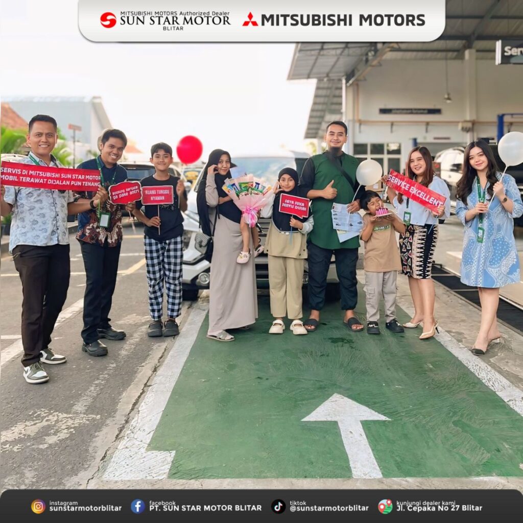 SERAH TERIMA KENDARAAN SERVICE & PEMBERIAN KUE ULANGTAHUN KEPADA KONSUMEN